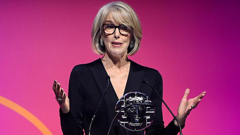 Bethan Rhys Roberts yn annerch seremoni BAFTA Cymru