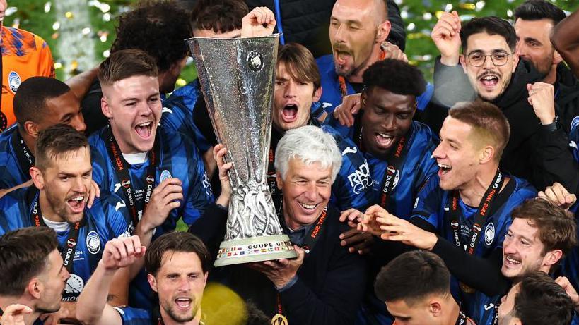 Gasperini lifts the Europa League trophy aloft among his players