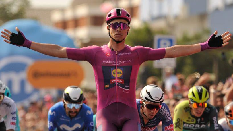 Giro d Italia Jonathan Milan sprints to stage 11 win as Tadej Pogacar retains overall lead BBC Sport