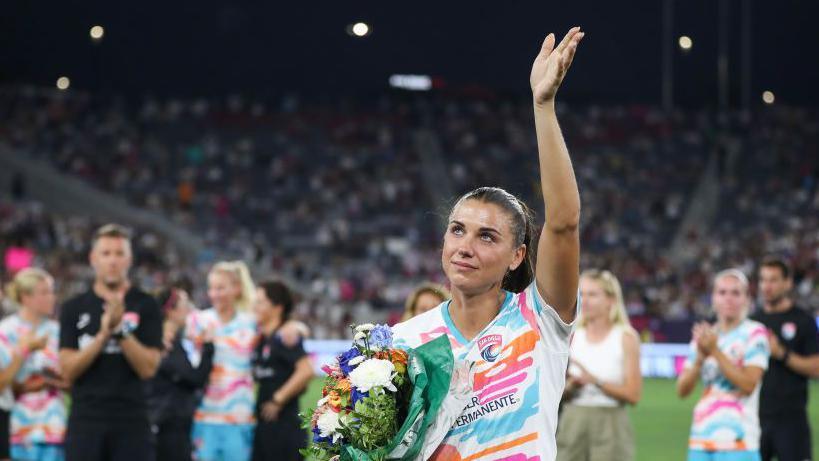 Alex Morgan waves to the crowd 