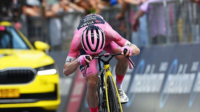 Jonas Vingegaard celebrates winning stage 16 of the Giri d'Italia