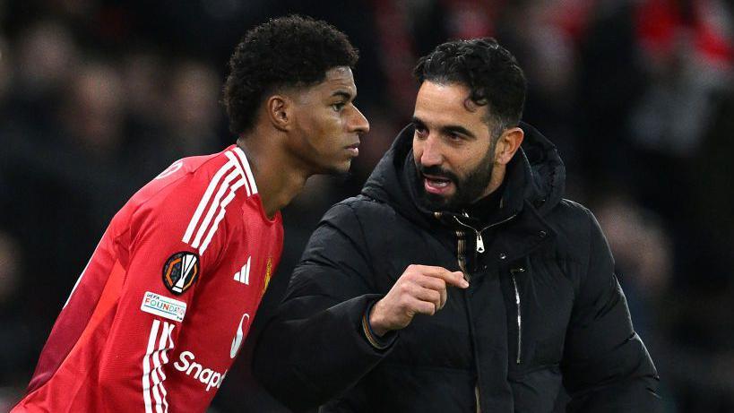 Ruben Amorim talks to Marcus Rashford 