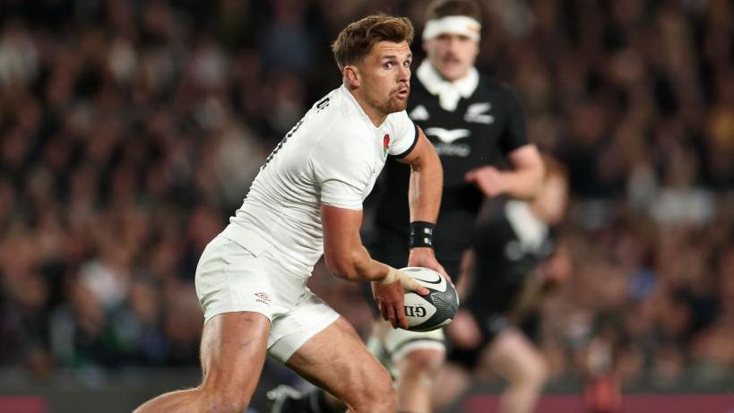 Henry Slade passing the ball against New Zealand