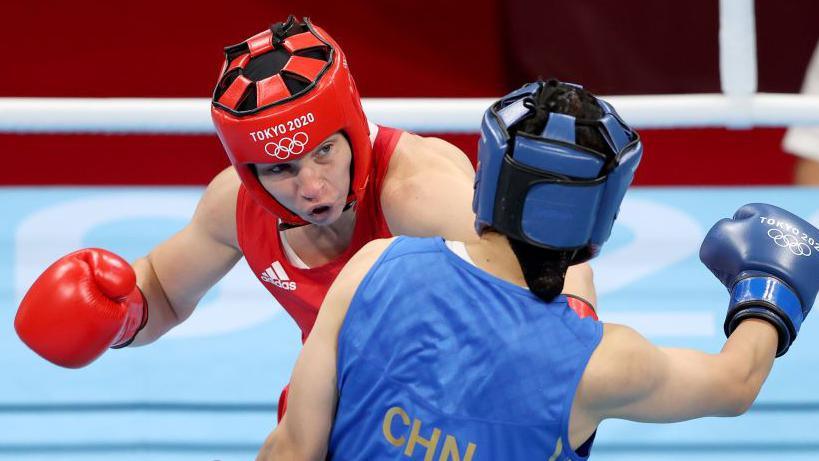  Lauren Price boxing at Tokyo 2020 Olympics