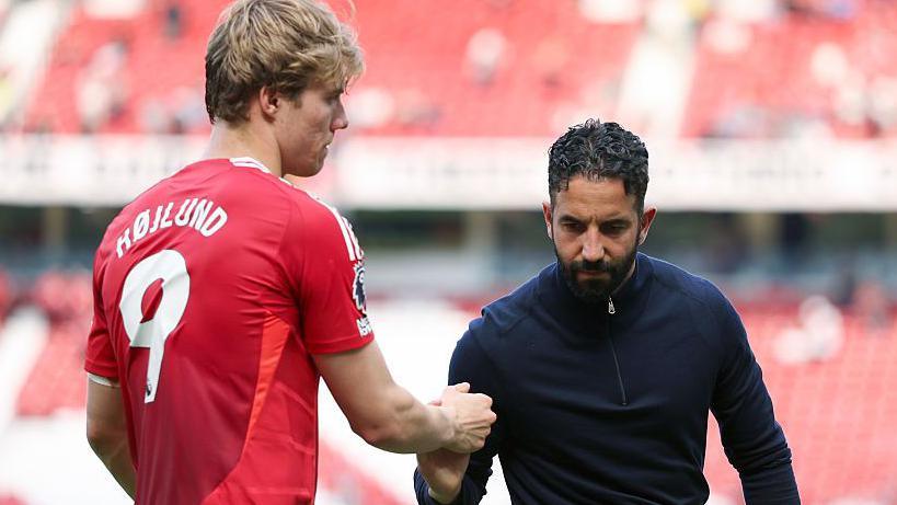 Ruben Amorim with Manchester United player Rasmus Hojlund