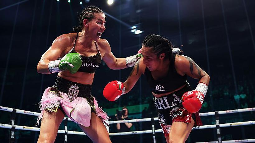 Sandy Ryan punches Karla Ramos Zamora in their fight