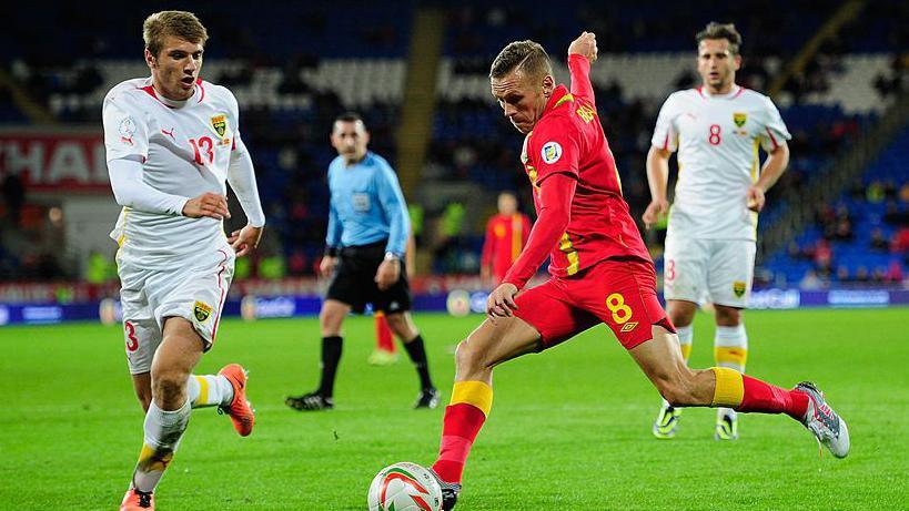 Rheolwr presennol Cymru Craig Bellamy yn wynebu Gogledd Macedonia fel chwaraewr