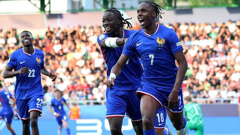 Mathys Tel celebrates