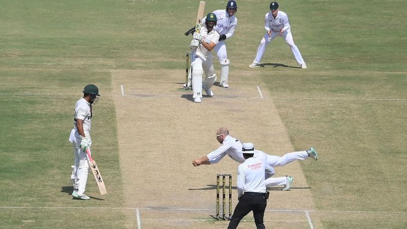 Jack Leach catches Shaheen Shah Afridi 
