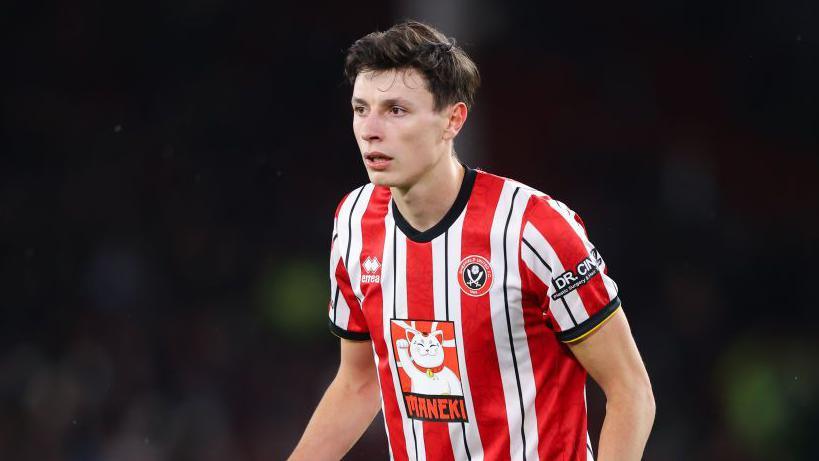 Anel Ahmedhodzic wearing a red and white Sheffield United shirt