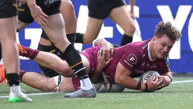 Seb Kelly dives over the line for Sale Sharks against Newcastle Red Bulls