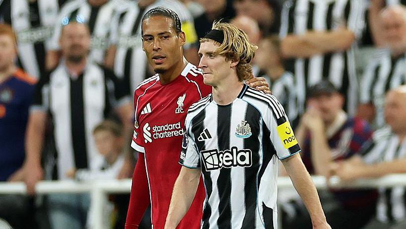 Anthony Gordon consoled by Virgil van Dijk after he was shown th red card.