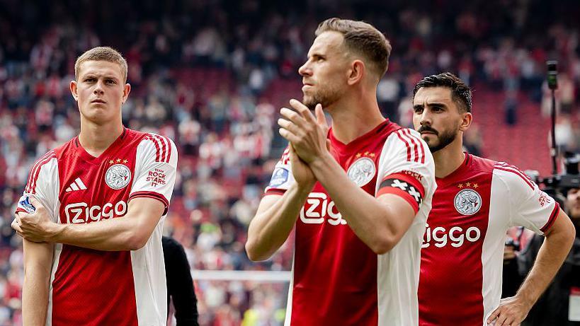 Jordan Henderson claps his hands