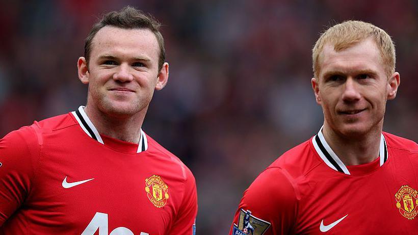 Wayne Rooney and Paul Scholes line up for Manchester United in 2012