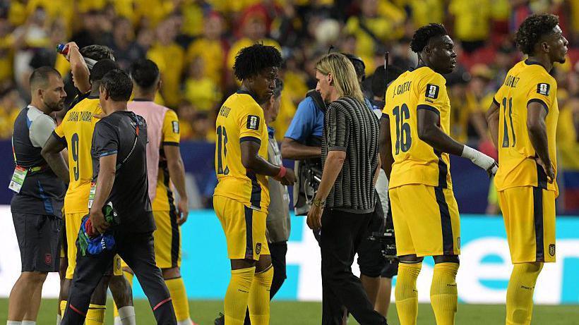 Ecuador manager Sebastian Beccacece with his players