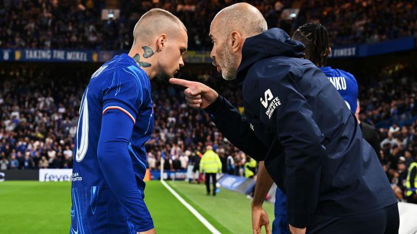 Mykhailo Mudryk and Enzo Maresca on the touchline during Thursday's game between Chelsea and Servette