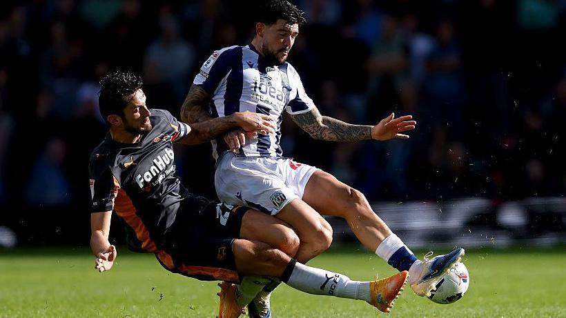Lewis Travis tackles Alex Mowatt