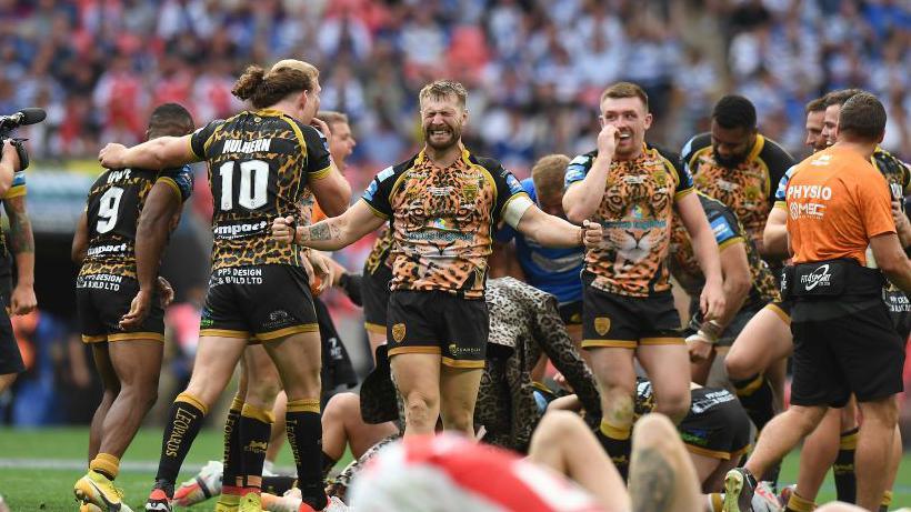 Leigh Leopards' players celebrating a try