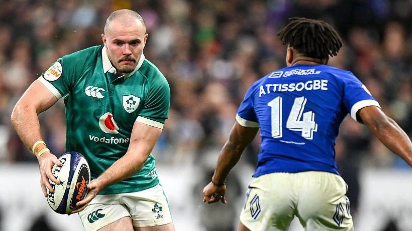 Jacob Stockdale takes on Théo Attissogbe in Paris