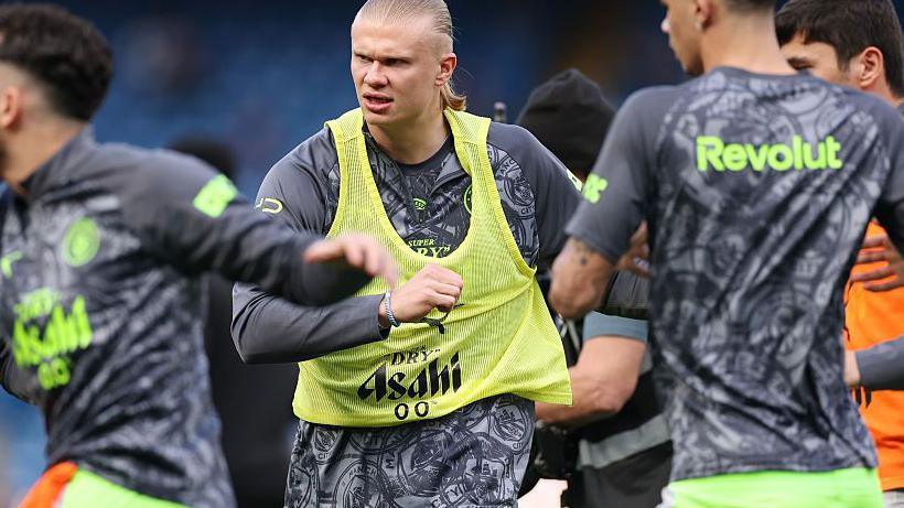 Erling Haaland warming up