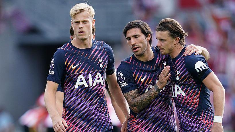 Sandro Tonali consuela a Conor Gallagher