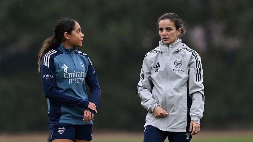 Smith and Slegers chat during training