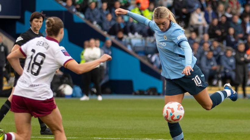 Jill Roord playing against West Ham 