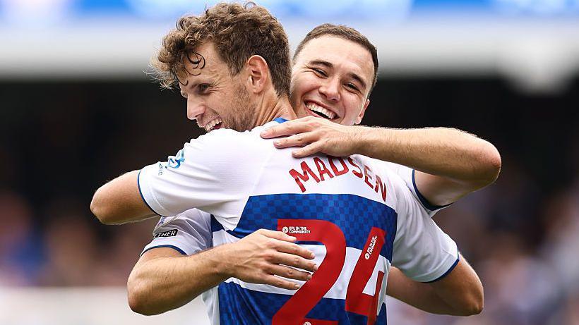 El guardabosques de Queens Park Nicolas Madsen celebra la victoria con los Rangers de Queens Harvey Vale