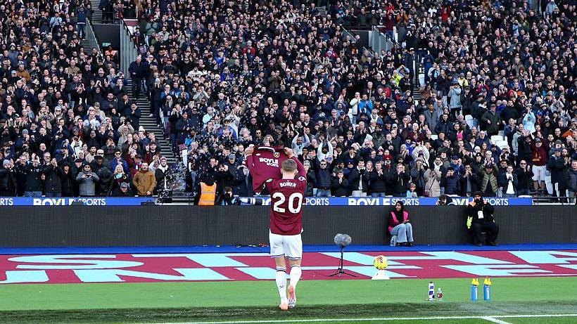 Jarrod Bowen holds up a shirt for Billy Bonds