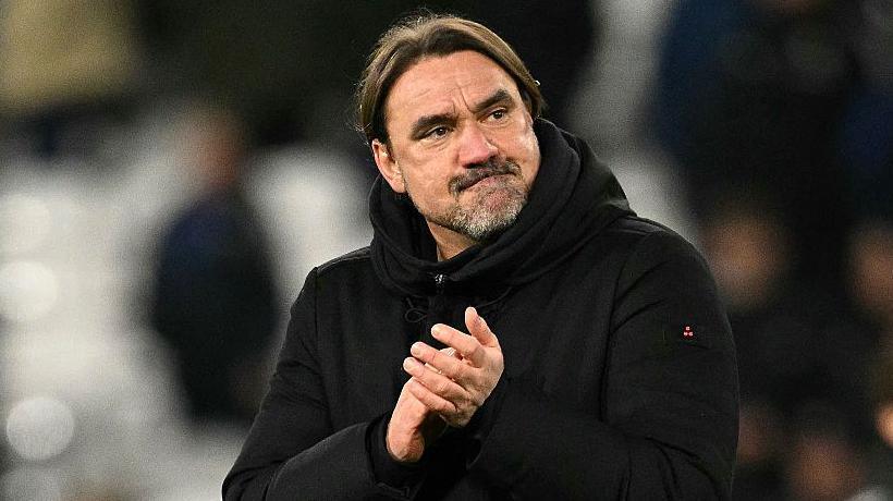 Daniel Farke claps Leeds fans after their 1-0 defeat to Sunderland