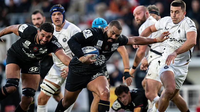 Kyle Sinckler runs with the ball