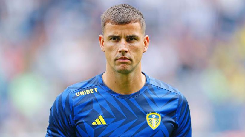 Karl Darlow warms up with Leeds