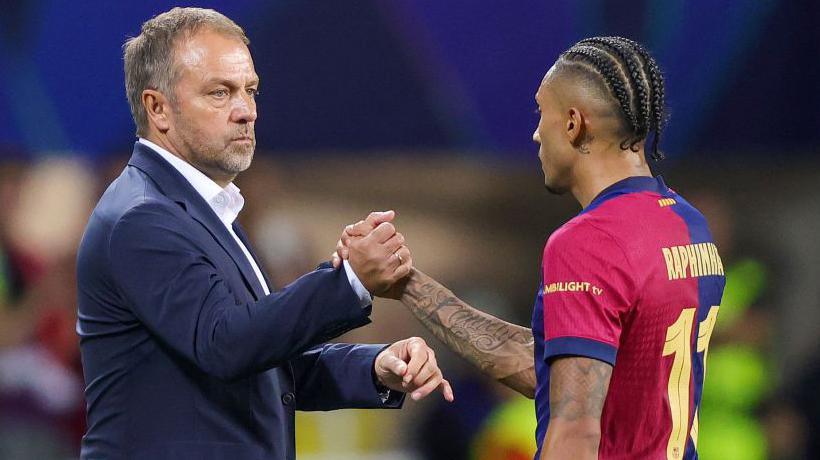 Barcelona boss Hansi Flick and Raphinha shaking hands