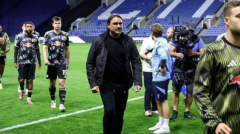 Daniel Farke walks off the pitch after defeat to Sheffield Wednesday