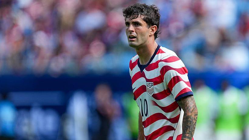 Christian Pulisic in a USA home kit