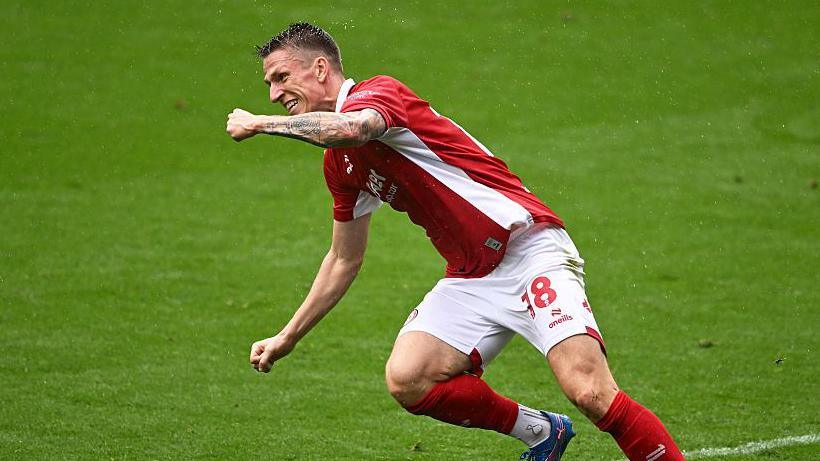 Emil Riis celebrates