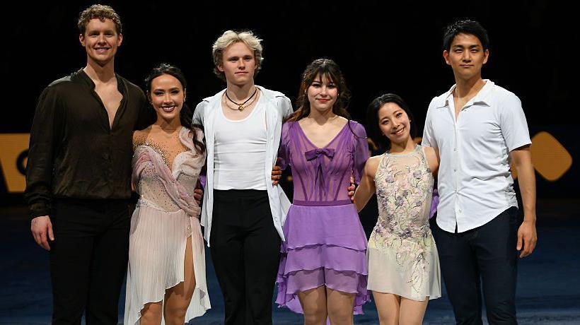 Vítězové světové zlaté medaile 2025 (zleva doprava) Madison Chock a Evan Bates ze Spojených států, Ilia Malinin ze Spojených států, Alysa Liu ze Spojených států a Riku Miura a Ryuichi Kihara z Japonska