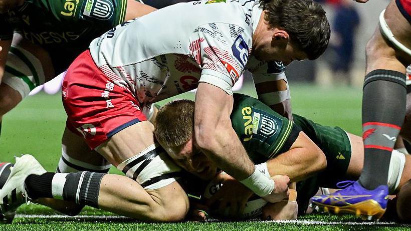 Sean Jansen scores for Connacht against Scarlets
