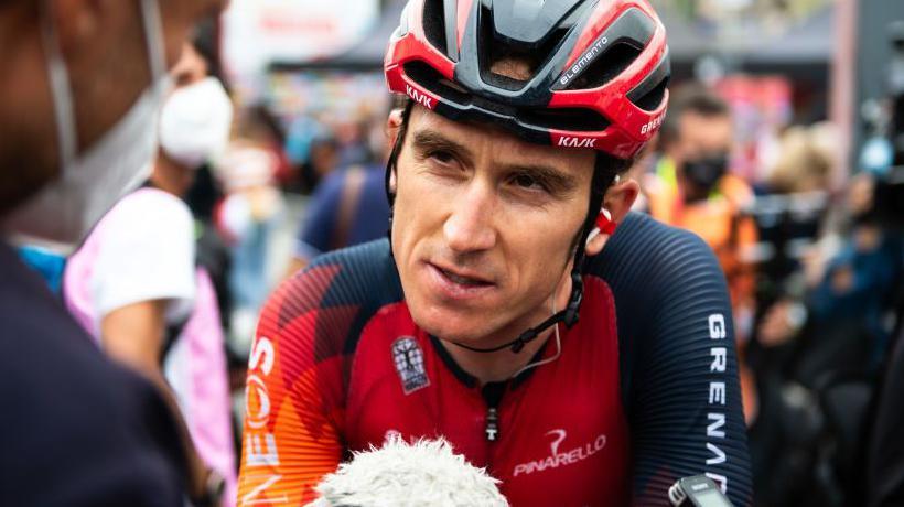 Geraint Thomas yn cael ei gyfweld