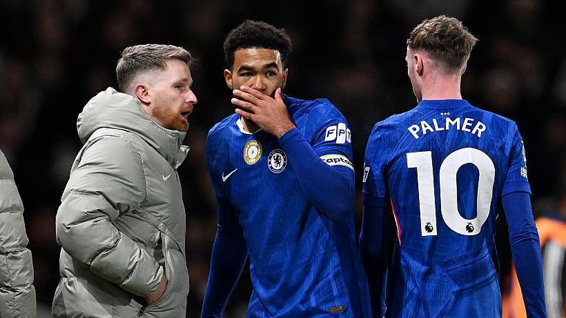 Calum McFarlane speaking to Reece James and Cole Palmer