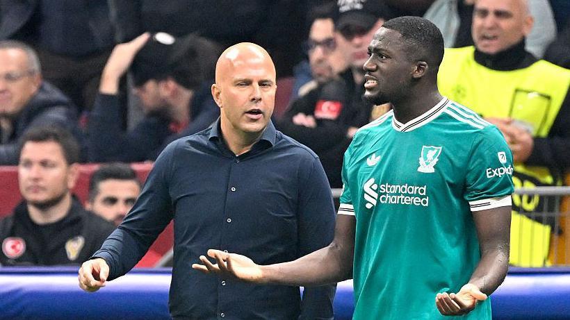 Arne Slot speaks with Ibrahima Konate