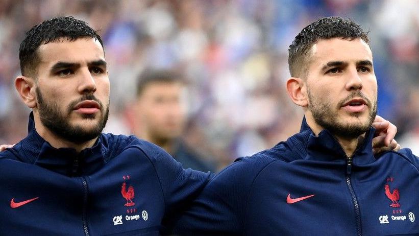 Brothers Lucas (right) and Theo Hernandez sing the national anthem before France face Demark in 2022