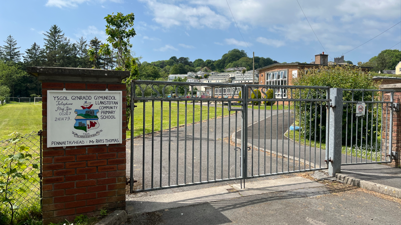 Gatiau Ysgol Gynradd Llansteffan