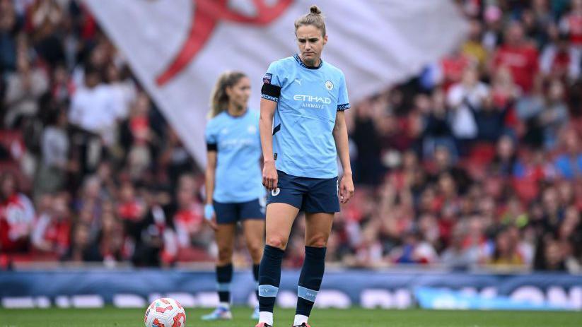 Vivianne Miedema playing for Manchester City