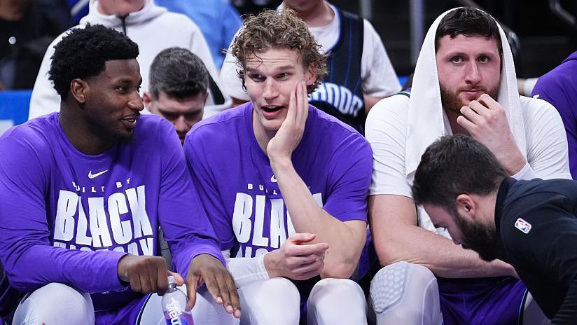 Jaren Jackson Jr and Lauri Markkanen sit on the bench