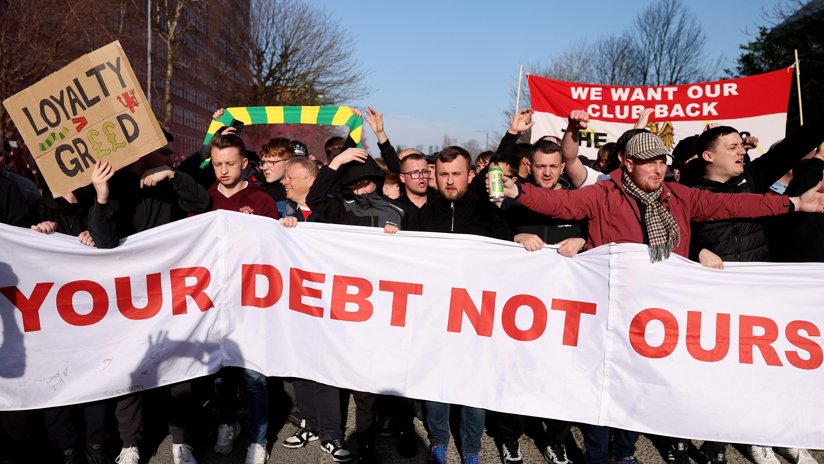 Manchester United fans protest over ticket prices