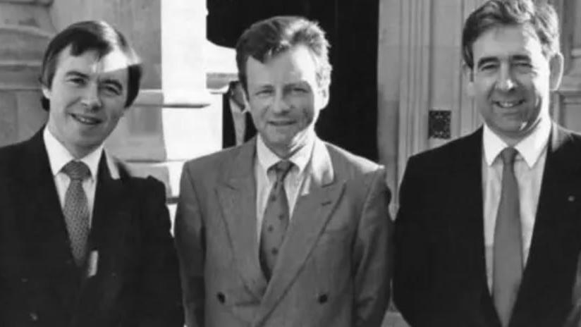 Dafydd Elis-Thomas (yn y canol gyda Ieuan Wyn Jones a Dafydd Wigley)