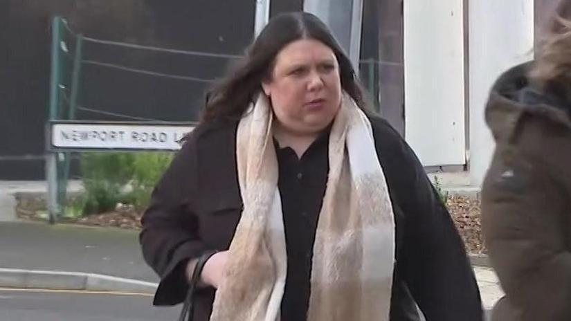 Amy Rees y tu allan i Lys Ynadon Caerdydd ddydd Llun