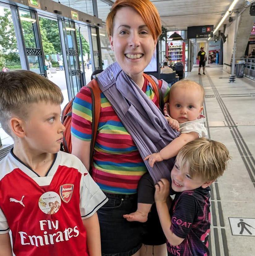 Catrin a'r plant yn y maes awyr