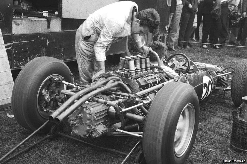 Mechanics warm up Jo Bonnier's Lotus Climax